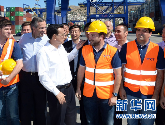 6月20日，國(guó)務(wù)院總理李克強(qiáng)與希臘總理薩馬拉斯共同考察中國(guó)遠(yuǎn)洋運(yùn)輸集團(tuán)比雷埃夫斯集裝箱碼頭。這是李克強(qiáng)和薩馬拉斯來(lái)到3號(hào)碼頭，同碼頭工人親切交流。新華社記者 李濤 攝