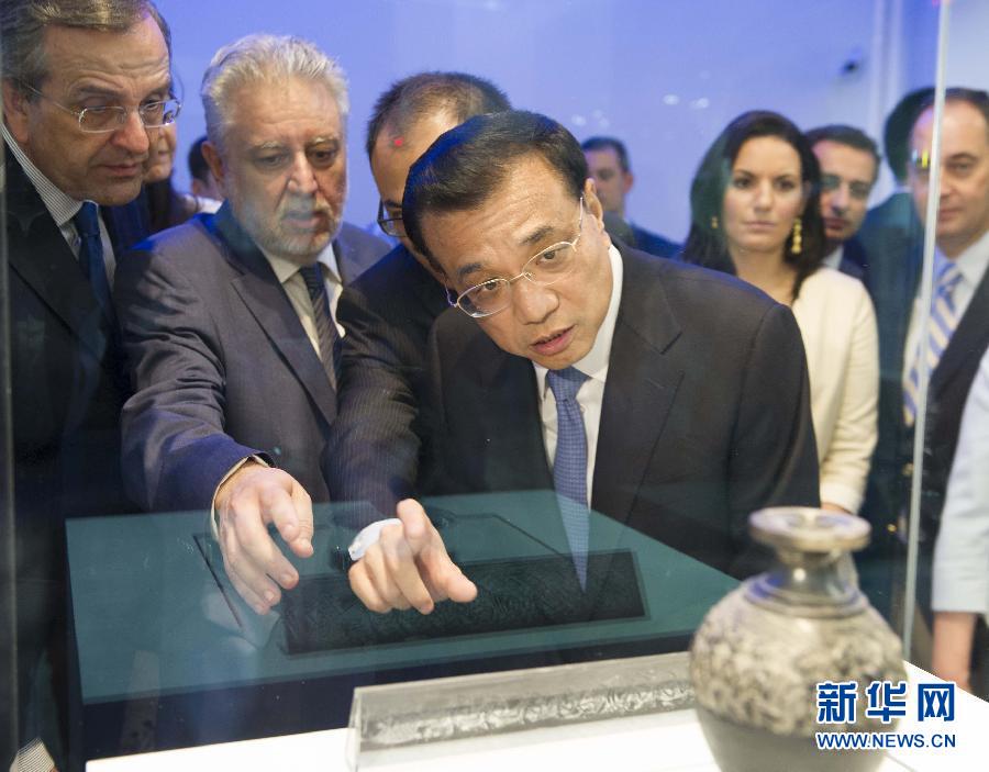  6月21日，國(guó)務(wù)院總理李克強(qiáng)與希臘總理薩馬拉斯共同出席希臘伊拉克利翁博物館新館開館儀式并發(fā)表講話。這是李克強(qiáng)在參觀博物館展品。新華社記者 黃敬文 攝 