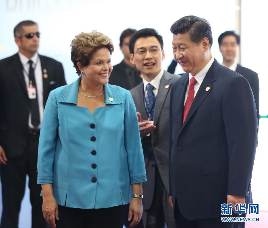 7月15日，國(guó)家主席習(xí)近平在巴西福塔萊薩出席金磚國(guó)家領(lǐng)導(dǎo)人第六次會(huì)晤。這是巴西總統(tǒng)羅塞夫迎接習(xí)近平主席。 新華社記者 蘭紅光 攝 