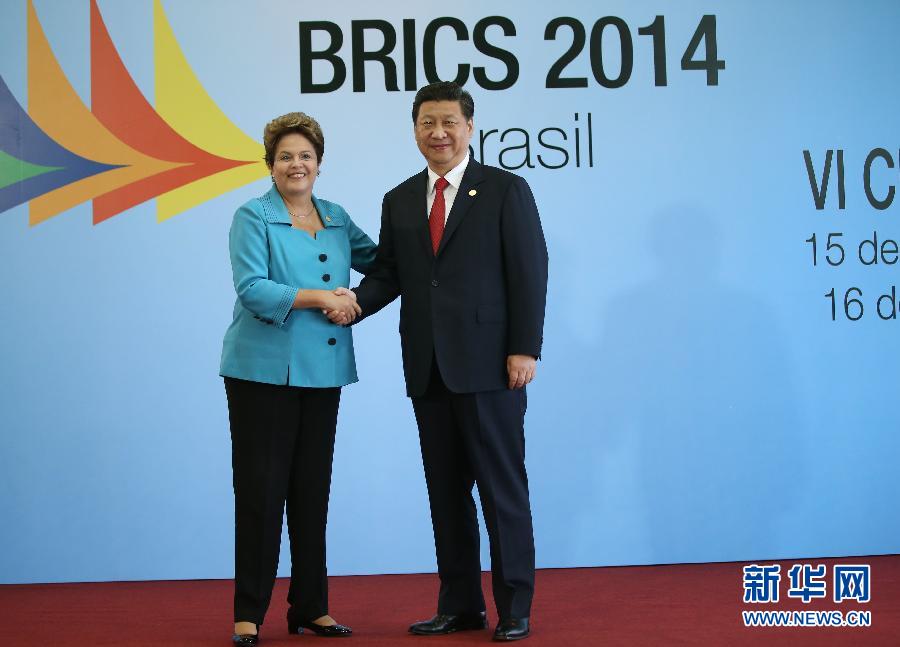 7月15日，國(guó)家主席習(xí)近平在巴西福塔萊薩出席金磚國(guó)家領(lǐng)導(dǎo)人第六次會(huì)晤。這是巴西總統(tǒng)羅塞夫迎接習(xí)近平主席。 新華社記者 蘭紅光 攝 