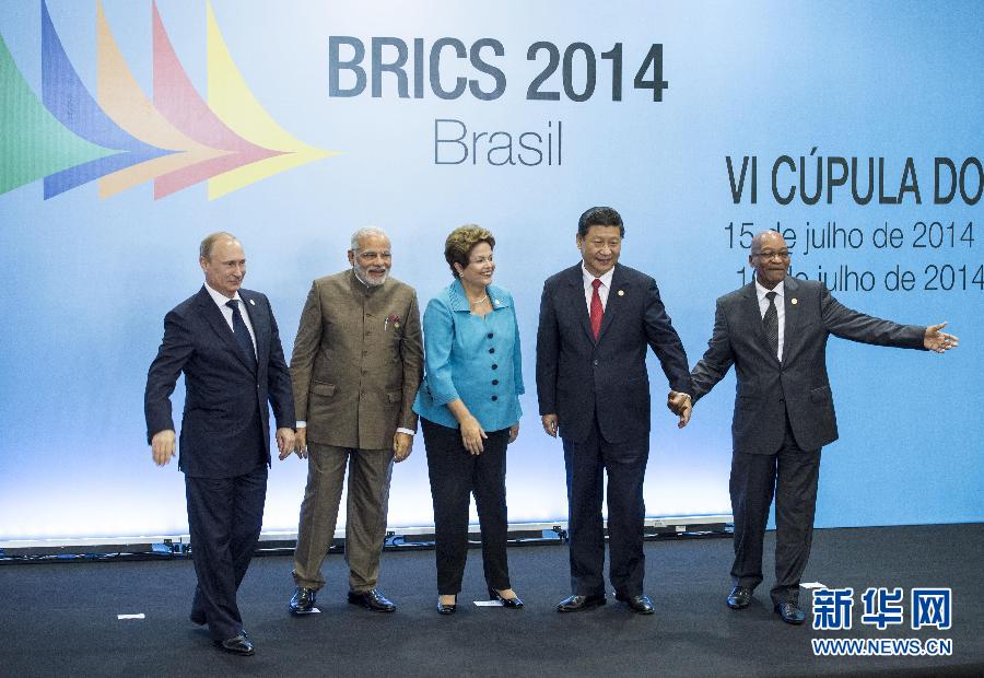 7月15日，國(guó)家主席習(xí)近平在巴西福塔萊薩出席金磚國(guó)家領(lǐng)導(dǎo)人第六次會(huì)晤。這是金磚國(guó)家領(lǐng)導(dǎo)人集體合影。 新華社記者王曄攝  