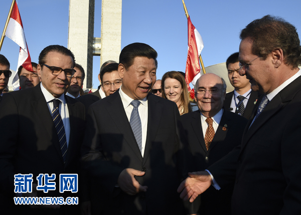 7月16日，國家主席習近平在巴西利亞會見巴西參議長卡列羅斯（前右）和眾議長阿爾維斯（前左）。 新華社記者 李學仁 攝 