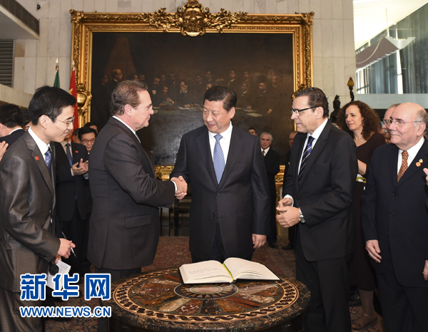 7月16日，國家主席習近平在巴西利亞會見巴西參議長卡列羅斯（前排左二）和眾議長阿爾維斯（前排右二）。 新華社記者 李學仁 攝 