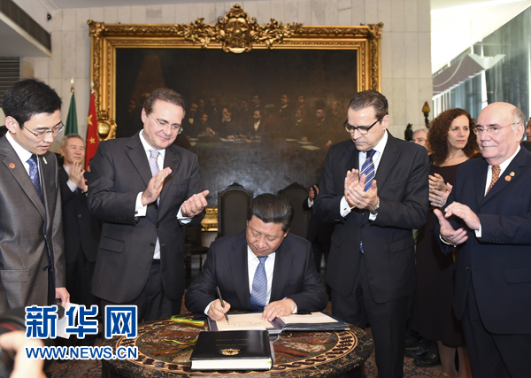 7月16日，國家主席習近平在巴西利亞會見巴西參議長卡列羅斯（前排左二）和眾議長阿爾維斯（前排右二）。這是習近平應邀為參眾兩院題詞。新華社記者 李學仁 攝 