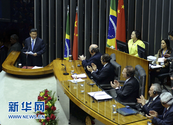 7月16日，國家主席習近平在巴西國會發(fā)表《弘揚傳統(tǒng)友好共譜合作新篇》的演講。 新華社記者 劉建生 攝