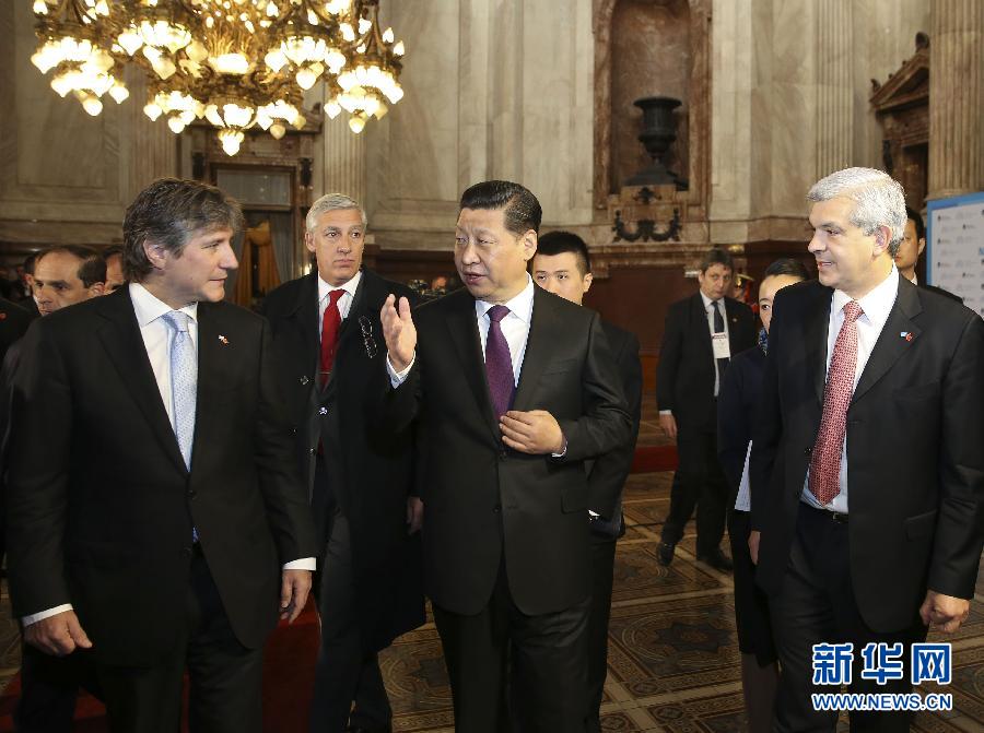 當(dāng)?shù)貢r(shí)間7月19日，國家主席習(xí)近平在布宜諾斯艾利斯會(huì)見阿根廷副總統(tǒng)兼參議長布杜（前左）和眾議長多明格斯（前右）。 新華社記者丁林?jǐn)z 