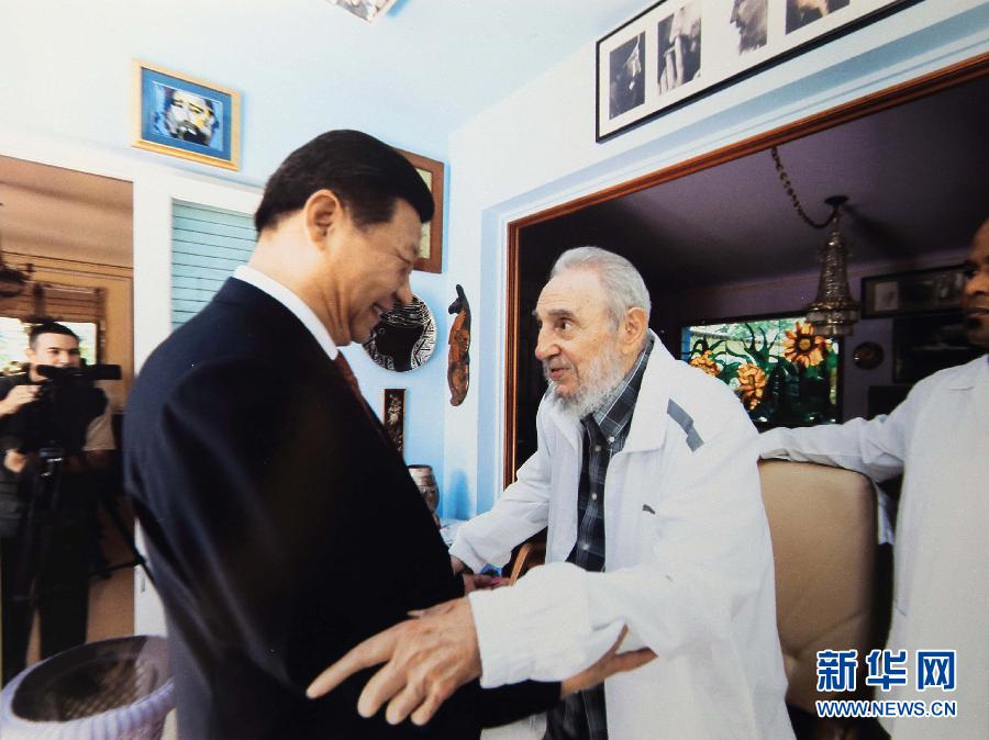 當(dāng)?shù)貢r間7月22日，國家主席習(xí)近平在哈瓦那親切探望古巴革命領(lǐng)袖菲德爾&middot;卡斯特羅。 新華社發(fā)