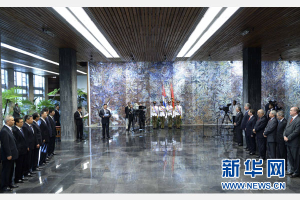 當地時間7月22日，國家主席習近平在哈瓦那接受古巴政府授予的&ldquo;何塞&middot;馬蒂&rdquo;勛章。古巴國務委員會主席兼部長會議主席勞爾&middot;卡斯特羅為習近平佩戴勛章。新華社記者馬占成攝