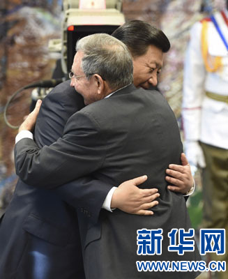 當地時間7月22日，國家主席習近平在哈瓦那接受古巴政府授予的&ldquo;何塞&middot;馬蒂&rdquo;勛章。古巴國務委員會主席兼部長會議主席勞爾&middot;卡斯特羅為習近平佩戴勛章。新華社記者馬占成攝