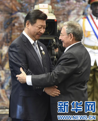 當地時間7月22日，國家主席習近平在哈瓦那接受古巴政府授予的&ldquo;何塞&middot;馬蒂&rdquo;勛章。古巴國務委員會主席兼部長會議主席勞爾&middot;卡斯特羅為習近平佩戴勛章。新華社記者馬占成攝