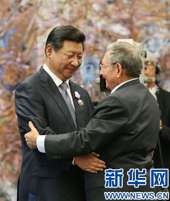 當地時間7月22日，國家主席習近平在哈瓦那接受古巴政府授予的&ldquo;何塞&middot;馬蒂&rdquo;勛章。古巴國務委員會主席兼部長會議主席勞爾&middot;卡斯特羅為習近平佩戴勛章。新華社記者劉衛(wèi)兵攝