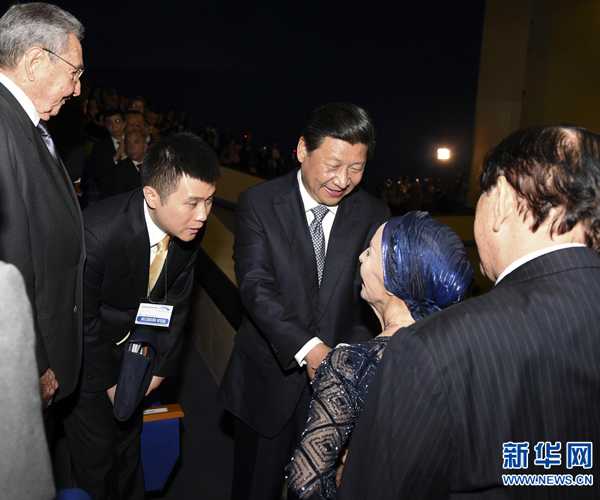     當(dāng)?shù)貢r(shí)間7月22日，國(guó)家主席習(xí)近平在哈瓦那與古巴國(guó)務(wù)委員會(huì)主席兼部長(zhǎng)會(huì)議主席勞爾&middot;卡斯特羅共同觀看中古芭蕾舞聯(lián)合演出。新華社記者李學(xué)仁攝 