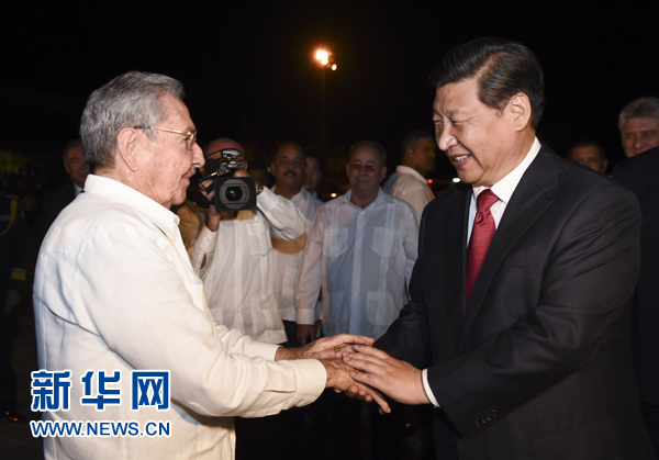 當(dāng)?shù)貢r(shí)間7月23日，國(guó)家主席習(xí)近平結(jié)束對(duì)古巴的訪問(wèn)，離開圣地亞哥，啟程回國(guó)。這是古巴國(guó)務(wù)委員會(huì)主席兼部長(zhǎng)會(huì)議主席勞爾&middot;卡斯特羅到機(jī)場(chǎng)為習(xí)近平送行。新華社記者 李學(xué)仁 攝 