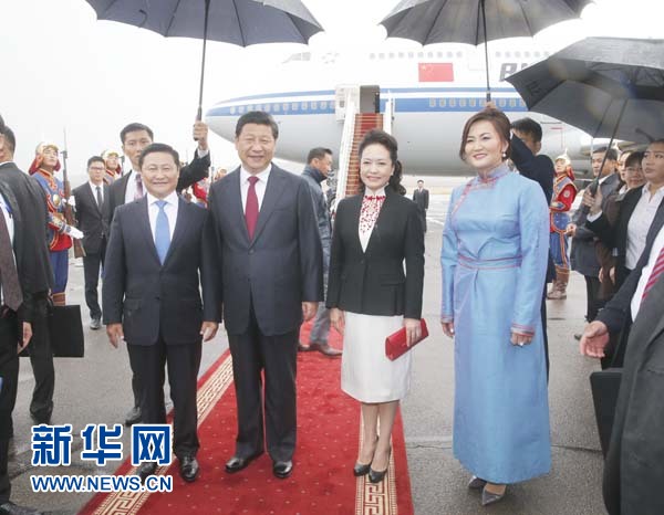 8月21日，國家主席習(xí)近平抵達(dá)烏蘭巴托，開始對(duì)蒙古國進(jìn)行國事訪問。習(xí)近平和夫人彭麗媛在機(jī)場(chǎng)受到蒙古國總理阿勒坦呼亞格夫婦熱情迎接。新華社記者鞠鵬攝 