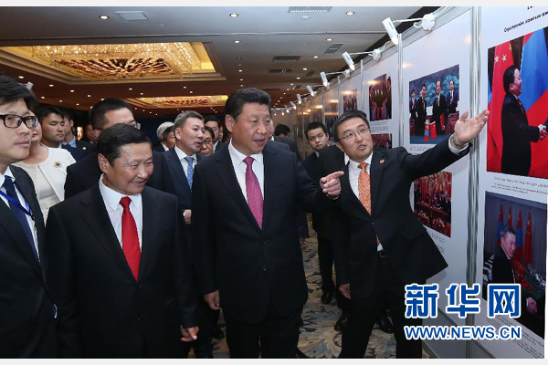 8月22日，國家主席習(xí)近平在烏蘭巴托與蒙古國總理阿勒坦呼亞格共同出席中蒙經(jīng)貿(mào)合作回顧展開幕式。 新華社記者 龐興雷 攝 