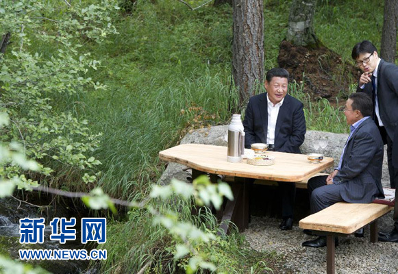 8月22日，國家主席習(xí)近平同蒙古國總統(tǒng)額勒貝格道爾吉在烏蘭巴托市郊的總統(tǒng)官邸再次會晤。這是習(xí)近平同額勒貝格道爾吉會晤后在溪畔飲茶。新華社記者 黃敬文 攝