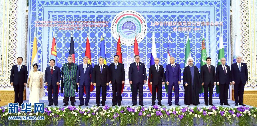 9月12日，上海合作組織成員國元首理事會(huì)第十四次會(huì)議在塔吉克斯坦首都杜尚別舉行。國家主席習(xí)近平出席會(huì)議并發(fā)表重要講話。這是與會(huì)成員國元首、觀察員國領(lǐng)導(dǎo)人或代表、主席國客人以及有關(guān)國際和地區(qū)組織代表集體合影。新華社記者李濤攝 