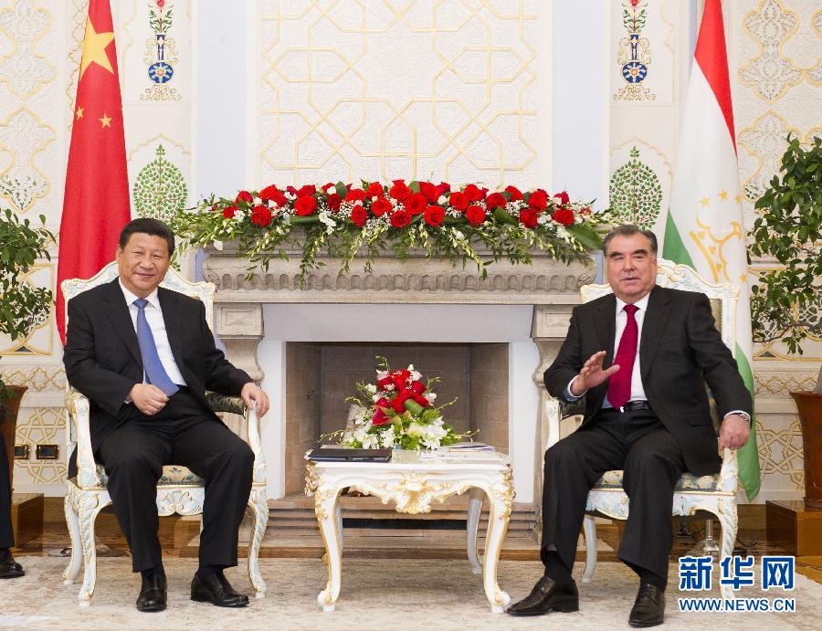 9月13日，國家主席習(xí)近平在杜尚別同塔吉克斯坦總統(tǒng)拉赫蒙舉行會(huì)談。 新華社記者黃敬文攝 