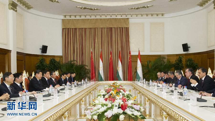 9月13日，國家主席習(xí)近平在杜尚別同塔吉克斯坦總統(tǒng)拉赫蒙舉行會(huì)談。 新華社記者謝環(huán)馳攝 