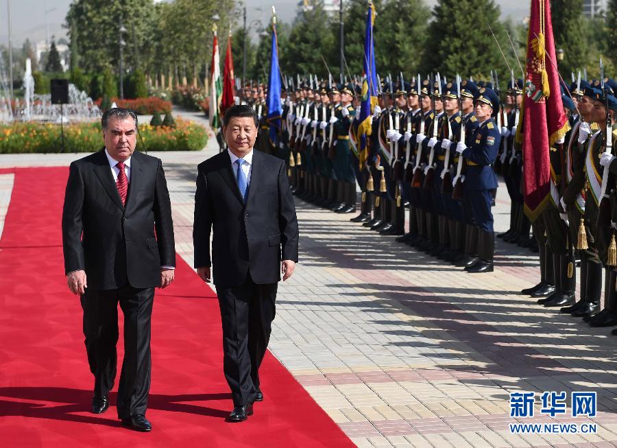 9月13日，國家主席習(xí)近平在杜尚別同塔吉克斯坦總統(tǒng)拉赫蒙舉行會(huì)談。會(huì)談前，拉赫蒙在民族宮前廣場(chǎng)為習(xí)近平舉行隆重的歡迎儀式。新華社記者馬占成攝 