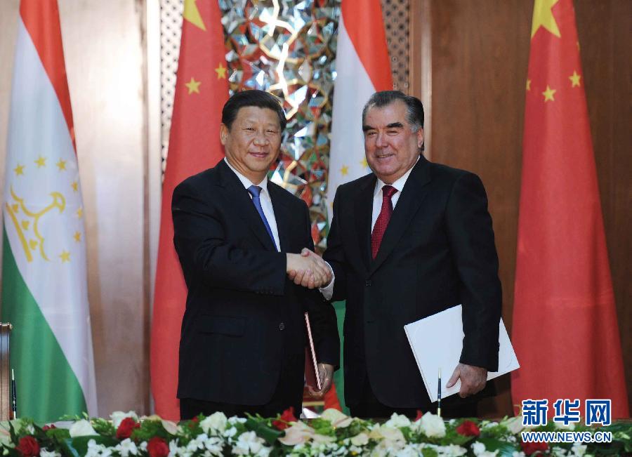 9月13日，國家主席習(xí)近平和塔吉克斯坦總統(tǒng)拉赫蒙在杜尚別共同簽署《中塔關(guān)于進(jìn)一步發(fā)展和深化戰(zhàn)略伙伴關(guān)系的聯(lián)合宣言》。新華社記者謝環(huán)馳攝 