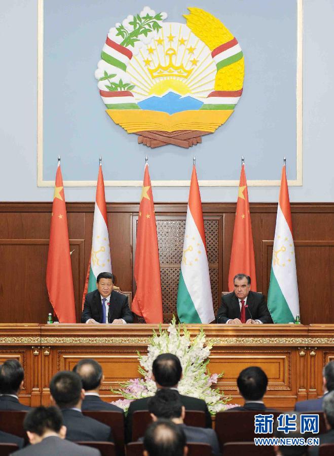 9月13日，國家主席習(xí)近平同塔吉克斯坦總統(tǒng)拉赫蒙在杜尚別共同會見記者。 新華社記者謝環(huán)馳攝