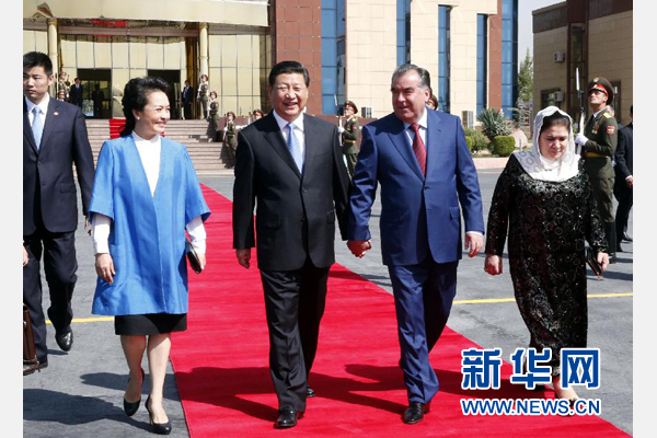 9月14日，國家主席習(xí)近平結(jié)束對塔吉克斯坦的國事訪問，乘坐專機(jī)離開杜尚別。拉赫蒙總統(tǒng)夫婦專程到機(jī)場為習(xí)近平和夫人彭麗媛送行。新華社記者 鞠鵬 攝 