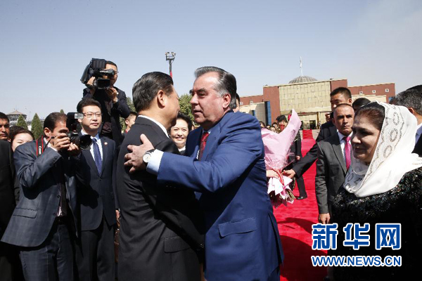 9月14日，國家主席習(xí)近平結(jié)束對塔吉克斯坦的國事訪問，乘坐專機(jī)離開杜尚別。拉赫蒙總統(tǒng)夫婦專程到機(jī)場為習(xí)近平和夫人彭麗媛送行。新華社記者 鞠鵬 攝 