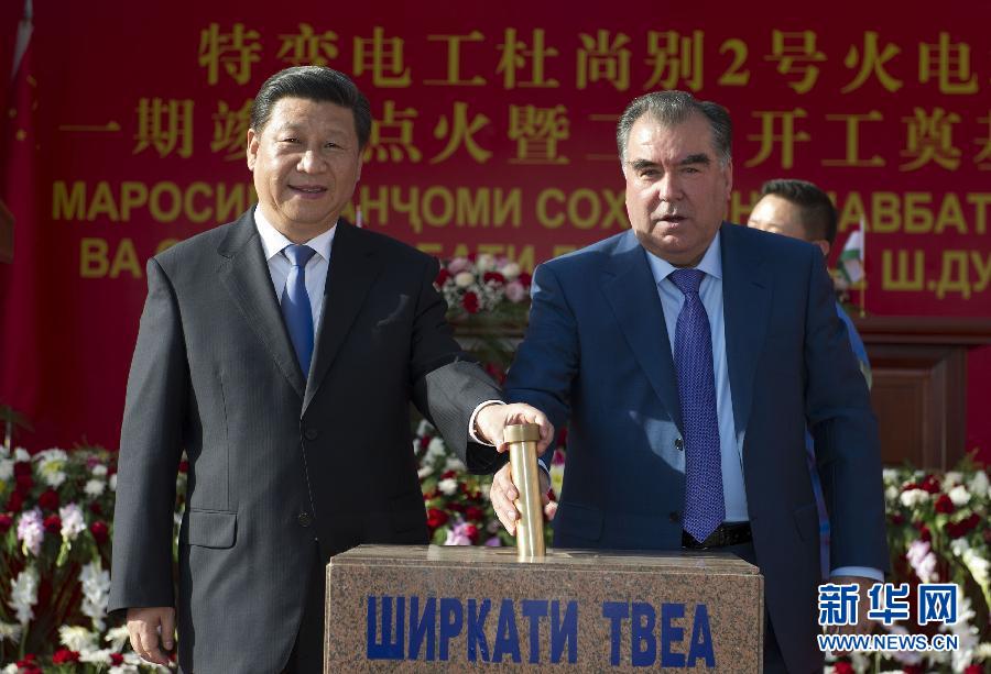 9月13日，國家主席習(xí)近平和塔吉克斯坦總統(tǒng)拉赫蒙在杜尚別共同出席中塔兩國重大合作項目&mdash;&mdash;杜尚別2號熱電廠一期工程竣工儀式、二期工程開工儀式。這是習(xí)近平和拉赫蒙一同將裝有兩國元首簽名二期工程奠基紀念頁的金色金屬管放入水泥墩中。 新華社記者黃敬文攝 