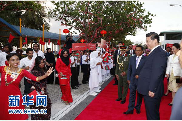  9月14日，國(guó)家主席習(xí)近平抵達(dá)馬累，開(kāi)始對(duì)馬爾代夫進(jìn)行國(guó)事訪問(wèn)。習(xí)近平和夫人彭麗媛在機(jī)場(chǎng)受到馬爾代夫總統(tǒng)亞明夫婦的熱情迎接。新華社記者 鞠鵬 攝 