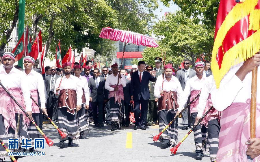 9月15日，國家主席習(xí)近平同馬爾代夫總統(tǒng)亞明在馬累舉行會談。會談前，亞明在共和國廣場為習(xí)近平舉行歡迎儀式。 新華社記者 鞠鵬 攝