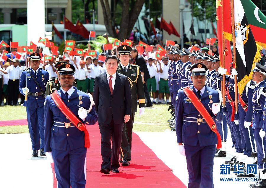 9月15日，國家主席習(xí)近平同馬爾代夫總統(tǒng)亞明在馬累舉行會談。會談前，亞明在共和國廣場為習(xí)近平舉行歡迎儀式。 新華社記者 馬占成 攝 