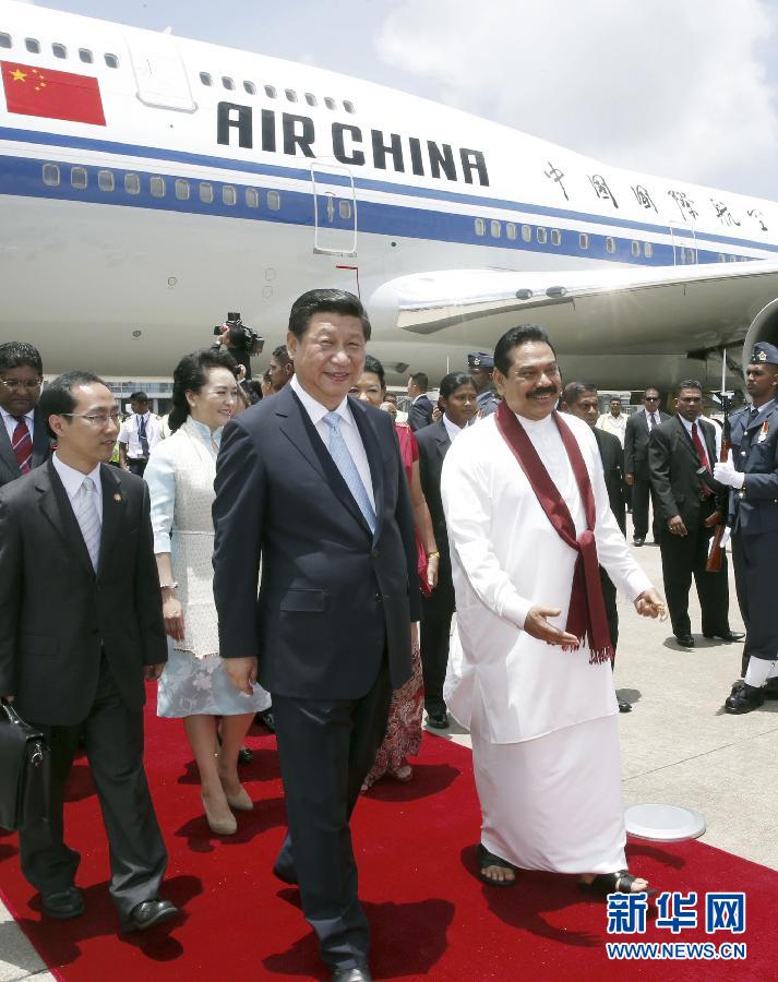 9月16日，國家主席習(xí)近平抵達(dá)科倫坡，開始對(duì)斯里蘭卡進(jìn)行國事訪問。在班達(dá)拉奈克國際機(jī)場(chǎng)，習(xí)近平和夫人彭麗媛受到拉賈帕克薩總統(tǒng)夫婦熱情迎接。新華社記者鞠鵬攝 
