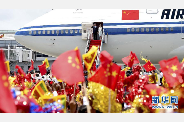 9月16日，國家主席習(xí)近平抵達(dá)科倫坡，開始對(duì)斯里蘭卡進(jìn)行國事訪問。這是習(xí)近平和夫人彭麗媛向歡迎群眾揮手致意。 新華社記者馬占成攝 