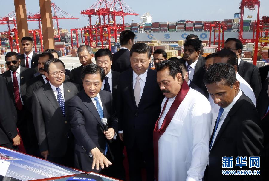 9月17日，國家主席習(xí)近平在斯里蘭卡總統(tǒng)拉賈帕克薩陪同下，考察中斯重要合作項(xiàng)目&mdash;&mdash;科倫坡港南集裝箱碼頭。 新華社記者 鞠鵬 攝