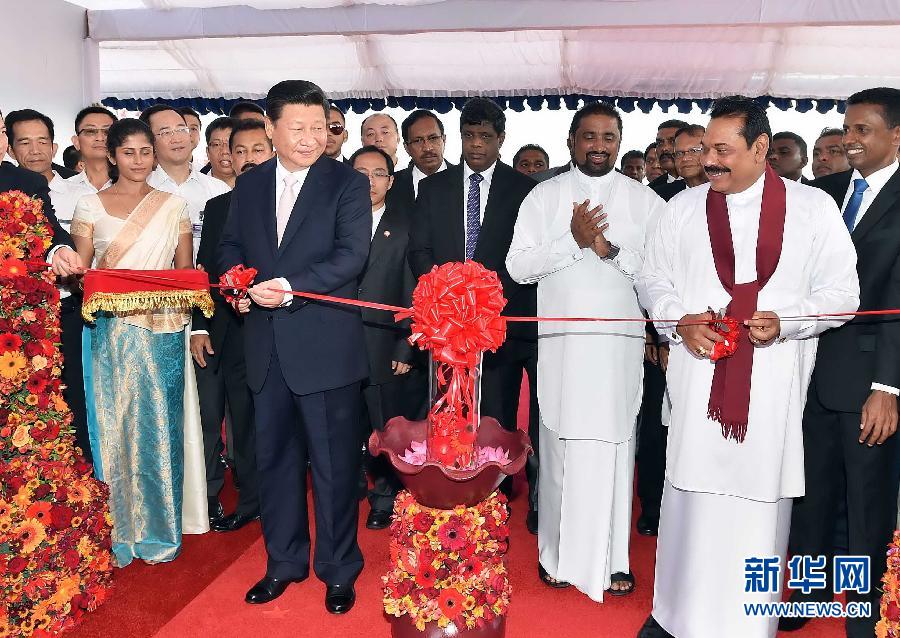 9月17日，國家主席習(xí)近平在斯里蘭卡總統(tǒng)拉賈帕克薩陪同下考察中斯港口合作項(xiàng)目。這是習(xí)近平和拉賈帕克薩為港口城開工剪彩。 新華社記者李濤 攝