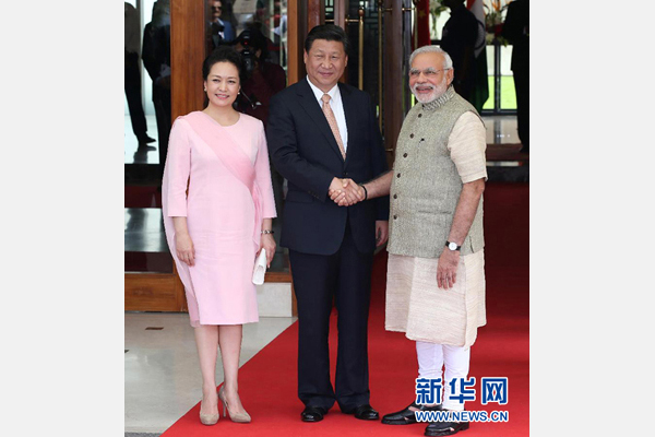 9月17日，國家主席習近平在古吉拉特邦艾哈邁達巴德會見印度總理莫迪。這是會見前，莫迪在習近平下榻的賓館前迎接習近平和夫人彭麗媛。 新華社記者 龐興雷 攝