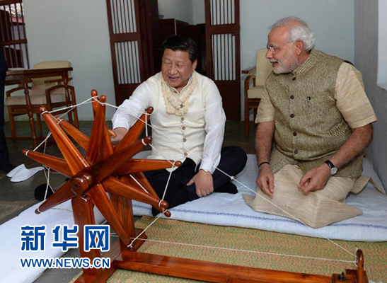 9月17日，國家主席習近平在印度古吉拉特邦進行訪問。印度總理莫迪全程陪同。這是習近平在參觀甘地故居時，親自搖動甘地曾經使用過的紡車。新華社記者 馬占成 攝