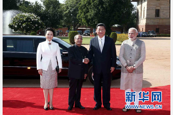 9月18日，國家主席習(xí)近平出席印度總統(tǒng)慕克吉在總統(tǒng)府舉行的隆重歡迎儀式。這是儀式前，習(xí)近平與慕克吉親切握手。 新華社記者 鞠鵬 攝