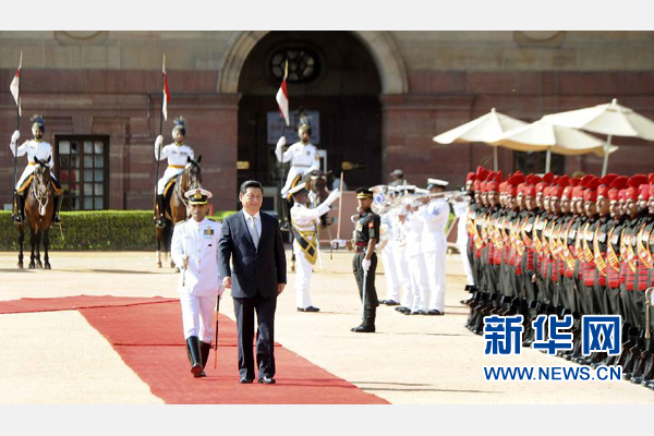 9月18日，國家主席習(xí)近平出席印度總統(tǒng)慕克吉在總統(tǒng)府舉行的隆重歡迎儀式。 新華社記者 張鐸 攝