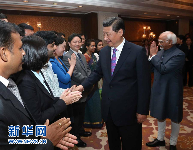 9月18日，國(guó)家主席習(xí)近平在印度世界事務(wù)委員會(huì)發(fā)表題為《攜手追尋民族復(fù)興之夢(mèng)》的重要演講。演講結(jié)束后，習(xí)近平接見中印兩國(guó)青年代表。新華社記者 龐興雷 攝