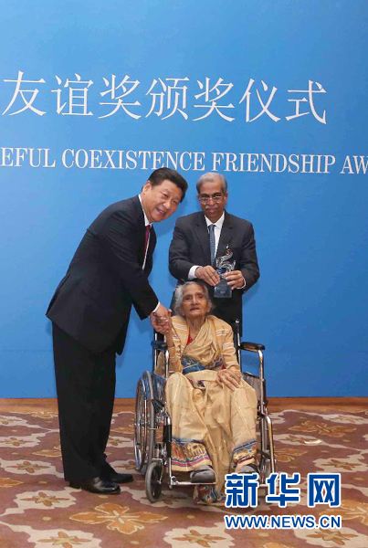 9月19日，國(guó)家主席習(xí)近平在新德里會(huì)見(jiàn)印度友好人士、友好團(tuán)體代表，并頒發(fā)和平共處五項(xiàng)原則友誼獎(jiǎng)，表彰他們長(zhǎng)期致力于中印友好事業(yè)。新華社記者龐興雷攝 