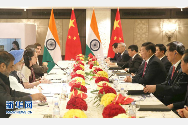 9月19日，國(guó)家主席習(xí)近平在新德里會(huì)見(jiàn)印度國(guó)大黨主席索尼婭&middot;甘地和前總理辛格。 新華社記者姚大偉攝