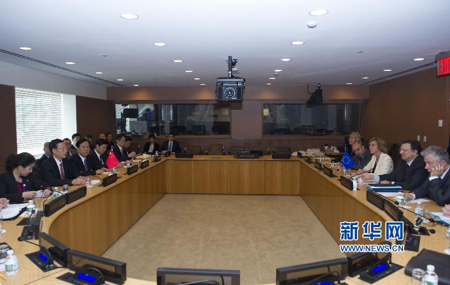  9月23日，正在紐約出席聯(lián)合國氣候峰會的國家主席習近平特使、國務院副總理張高麗在紐約聯(lián)合國總部會見歐盟委員會主席巴羅佐。新華社記者 王曄 攝 