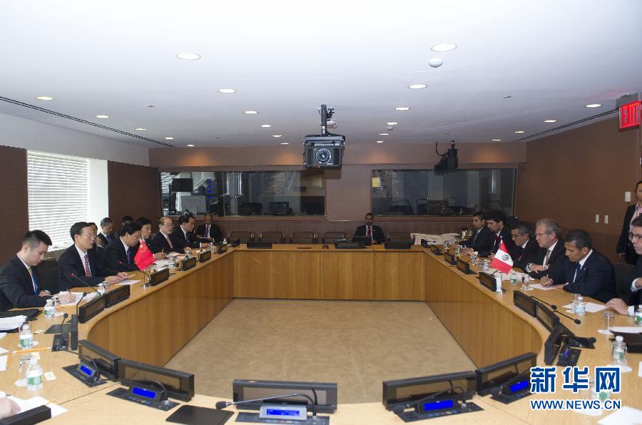 9月23日，出席聯(lián)合國氣候峰會的國家主席習(xí)近平特使、國務(wù)院副總理張高麗在紐約聯(lián)合國總部會見秘魯總統(tǒng)烏馬拉。 新華社記者 王曄 攝 