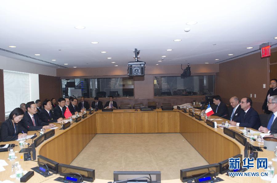 9月23日，出席聯(lián)合國氣候峰會的國家主席習(xí)近平特使、國務(wù)院副總理張高麗在紐約聯(lián)合國總部會見法國總統(tǒng)奧朗德。 新華社記者 王曄 攝