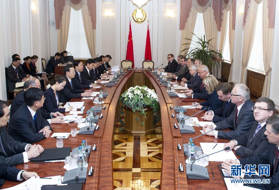  9月27日，應邀訪問白俄羅斯的國務院副總理張高麗在明斯克同白俄羅斯總理米亞斯尼科維奇舉行會談。 新華社記者王曄攝