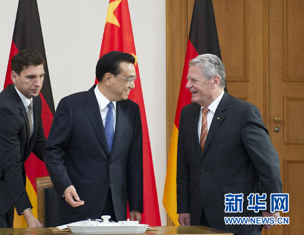 10月10日，國務(wù)院總理李克強在柏林會見德國總統(tǒng)高克。這是李克強總理與高克總統(tǒng)親切交談。 新華社記者 王曄 攝 