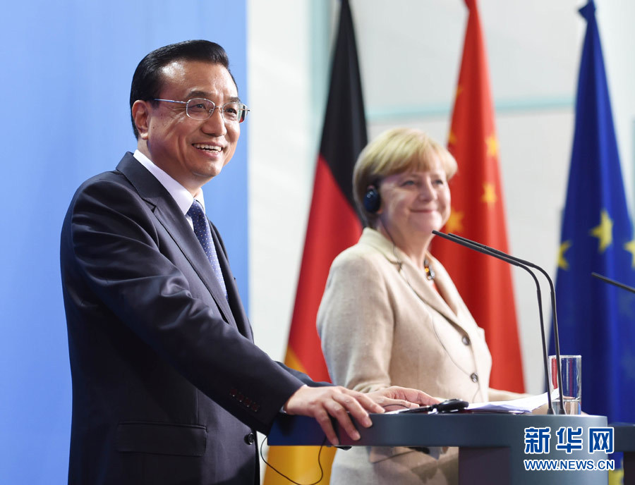 10月10日，國務(wù)院總理李克強在柏林與德國總理默克爾圓滿結(jié)束第三輪中德政府磋商后共同會見記者。 新華社記者 李學(xué)仁 攝 