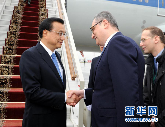 10月12日，中國(guó)國(guó)務(wù)院總理李克強(qiáng)乘專機(jī)抵達(dá)莫斯科，開(kāi)始對(duì)俄羅斯進(jìn)行正式訪問(wèn)并舉行中俄總理第十九次定期會(huì)晤。俄羅斯聯(lián)邦政府高級(jí)官員到機(jī)場(chǎng)迎接李克強(qiáng)總理。新華社記者 饒愛(ài)民 攝